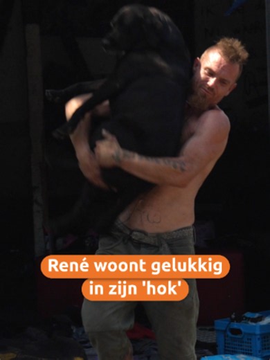 Vlakbij het Arnhemse spoor, ver weg van de normen en waarden in een wijk van een reguliere huurwoning, heeft René zijn eigen plek gecreëerd. Samen met zijn hond Dex woont hij in zijn