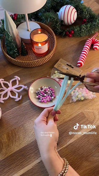 Winter-Bastelidee: Schneeflocken aus Pfeifenputzern für Kinder