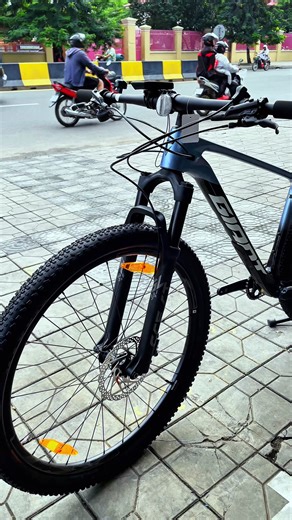 Model : XTC ADV 29 2 (2025) Discount 25% OFF🎉 🛠️ Specifications 🛠️ Color : Frost Silver Size : S,M Frame : Advance-grade Carbon Fork : Giant Crest 34 SL RRL Component : Shimano SLX 1x12speed Wheelset : Giant XCT 29 | Giant Cambodia