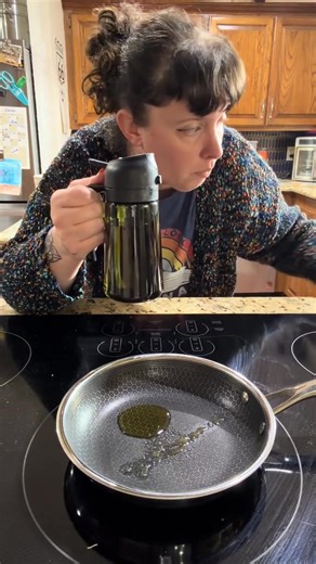 🔥Tired of messy oil pouring or uneven spraying? This 2-in-1 tool solves it—it sprays fine oil mist and dispenses smoothly, keeping kitchens tidy and oil use in check ✔️ Dual Function: Spray & Dispense – Switch between fine mist (even coating for air fryers, pans) and pouring (precise amounts for stir-fries) 🎯 ✔️ Food-Safe & Visible – Non-toxic material is safe for cooking, easy to see oil level, and won’t absorb odors ✨ ✔️ Controlled Oil Use – Avoid overpouring; spray mist saves oil, great for