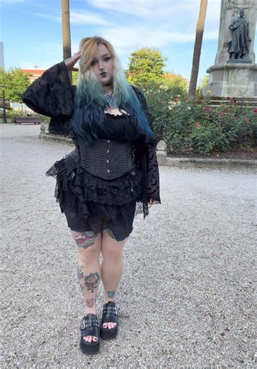 Curvy Goth Outfit Ideas: Stylish Goth Girl Looks