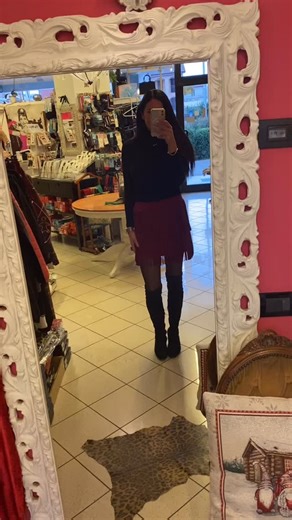 Ragazze, parte la maratona dei party! 🎉 Vi aspetto per creare l’outfit che farà girare la testa a tutte… e far dire a qualcuno: “Ma come faaaa?!” Semplice: noi… e i capi da urlo di SILVINTIMO | Silvia Sufferini