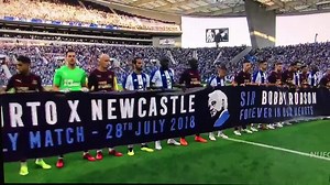 The tribute to the great Sir Bobby Robson prior to kick off vs Porto tonight.. Amazing scenes for a truly amazing man 👏🏼❤️ RIP Sir Bobby 🔵⚪️⚫️ #nufc #fcpnufc #porto #fcporto | NUFC Blog