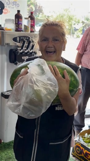 Verduleria El Menú. Delivery frutas y verduras en santiago on Instagram: "Nadie se esperaba este final. Entramos a la tienda con un micrófono y una pregunta simple: cuánto pesa una sandía 🍉? 🙄 Síguenos si te gustan los negocios cercanos, los precios justos y el buen ambiente. #sandias #frutas #clientesfelices #compralocal"