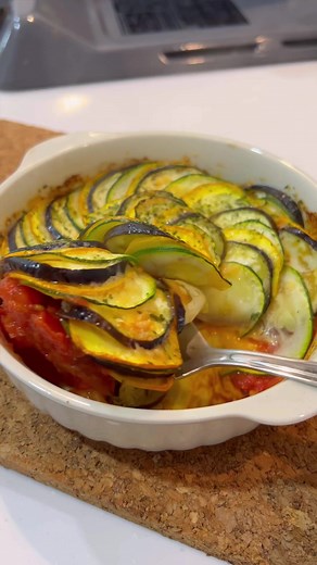 レミーとおいしいレストラン「ラタトゥイユ」作る｜Ratatouille 【レシピ】 1.ズッキーニとナスを薄くスライス 2.トマトソースをお皿に敷き、ズッキーニとナスを綺麗に並べる 3.オリーブオイル、粉チーズ、パセリをふりかける 4.トースターで焼く 5.𝑬𝑵𝑱𝑶𝒀 #ラタトゥイユ #ライフハック #lifehacks #lifehack #fyp #簡単レシピシピ #簡単アレンジ #アレンジレシピ #簡単おやつ #ディズニーフード #レミーのおいしいレストラン #簡単クッキング #簡単メニュー #晩御飯レシピ #晩御飯 #ダイソー #ダイソー購入品 #ダイソー新商品 #バズレシピ #tiktokレビュー #子供のいる暮らし #tomatoesauce #recipes