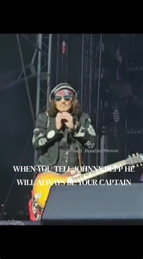 When you tell Johnny Depp he will always be your captain 🏴‍☠️ 📽 Me - @shell_boudin1986xox 📍 Scarborough Open Air Theatre 🗓 05/07/23 #Hollywoodvampires #JohnnyDepp #captainjacksparrow #fyp