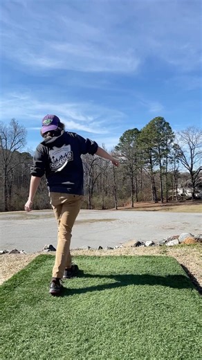 Imma Bee 🐝 - #frisbeegolf #slowmotion #discgolf #forehand