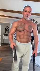 Klassisches Battle-Rope-Training – aber ohne langes, schweres Seil。 Der verstellbare seillose Battle-Rope-Trainer ermöglicht intensive Ganzkörperübungen auf kleinstem Raum – ideal für Zuhause, Garage oder Studio。 Der Widerstand ist einstellbar und passt sich deinem Trainingsniveau an。 ✔ Deine Vorteile: • Seilloses Design – kein Platzbedarf • Verstellbarer Widerstand • Effektives Training für Kraft & Ausdauer • Robust & leicht zu verstauen Maximale Intensität. Minimaler Platz。 | Sakerlp123