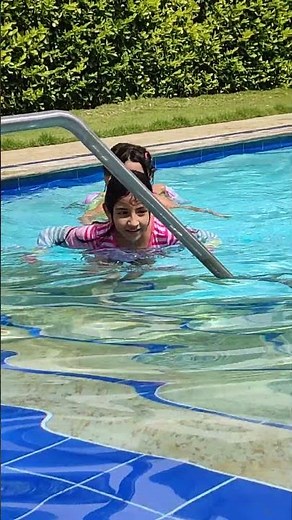 niñas en día de piscina