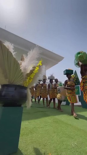 Beautiful Ashanti traditional marriage #Groomandbride🕊🕊#weddings #ghanaianweddings🇬🇭 Makeup: tillyjay_makeoversKente gown:SethBFashion. Photography:eagle_lens. Videography:bliss_elevengh. Live blogging: live_wedding_with_kwaku. #fypシ #viral #ghanatiktok🇬🇭 #nigriantiktok🇳🇬