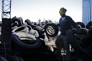 Reciclado de neumáticos: cómo funciona la planta que reduce el caucho a pequeñas partículas