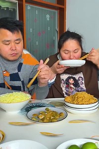 Let’s see who’s faster at getting the yummy food… game on! ⚡🍜 #FoodRace #CoupleChallenge #BoomChallenge #Boomnow #Toptrending #吃货 | HuiJing Eating