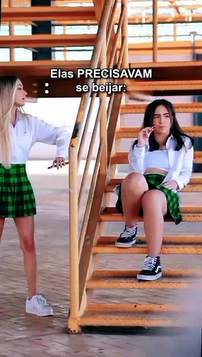 Meninas se Beijando: Duetos de Beijo na Escola