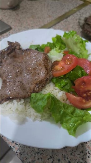 Ensalada y Carne frita