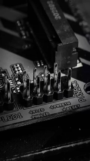 SYSTEMA.TJ on Instagram: "‎СТРАШНЫЙ СОН СБОРЩИКА: Как подключить переднюю панель? 🔌 ‎Короткая шпаргалка по разъемам F-PANEL: ‎🔹 Power SW и Reset SW — кнопки включения и перезагрузки. Полярность не важна (ставь любой стороной). ‎🔸 Power LED и HDD LED — индикаторы питания и диска. Полярность важна: стрелочка на коннекторе — это «+». ‎📍 Стандартная схема: ‎ВЕРХ: Power LED (+ -) | Power SW ‎НИЗ: HDD LED (+ -) | Reset SW ‎Если лампочка не горит — просто переверни коннектор. 🛠 ‎#сборкапк #пк #pcb