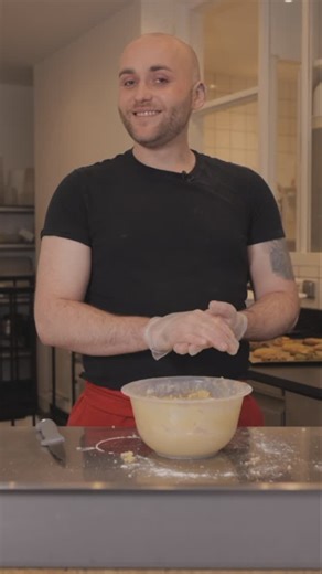 Scoop Me a Cookie on Instagram: "👀 Nos trucs et astuces 🤫 👨‍🍳 Bertrand notre chef pâtissier vous livre quelques conseils pour un cookie bien moelleux à faire à la maison. ✨ Et vous, quelles sont vos astuces pour des cookies merveilleux ? 🎥 @nicolas_eychenne #pariscookies #scoopmeacookie #recette #pâtisserie"