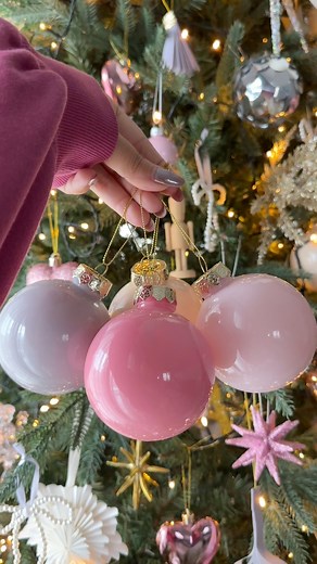 🎀 Ποιος είπε ότι οι χριστουγεννιάτικες μπάλες πρέπει να είναι συνηθισμένες; Δες πώς έφτιαξα τις πιο ονειρεμένες παστέλ χριστουγεννιάτικες μπάλες σε πολύ λίγο χρόνο, με τα χρώματα της Cosmos Lac Official Φέτος ήθελα κάτι ολόφρεσκο και παιχνιδιάρικο για το δέντρο μας και αυτό το DIY ήταν ακριβώς ό,τι έψαχνα. Χρησιμοποίησα τα σπρέι Easy Max της Cosmos Lack σε φούξια και μπεζ και τα σπρέι κιμωλίας σε ροζ και λιλά! Το αποτέλεσμα έγινε τόσο dreamy και παστέλ που πραγματικά το λάτρεψα! 💜💗 Η διαδικασ