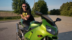 Kawasaki ZX12R (2000) - 200 alatt szédülsz Amikor egy úthengerre rászerelsz egy Falcon rakétát, hogy gyorsabban simítsa az utat, az ilyen. Kanyarodás Képzés 2022 www.motorshow1.hu Kanyarvadászat - motoros vezetéstechnikai társasjáték Dodor - Négykeréktől egykerékig könyv www.dodorshop.hu | Dodor