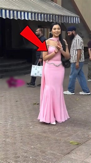 😱 Taniya Mittal ka ₹32 LAKH wala Most Expensive Pink Gown Look! ✨👗 #TaniyaMittal #Shorts#reels