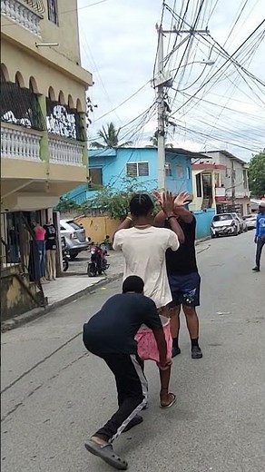 Bajando Pantalones en la CALLE #bromasenlacalle #bromas #imoli
