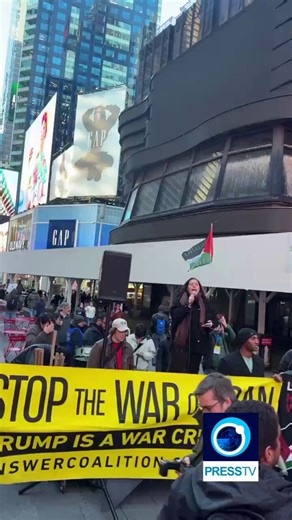 "Stop the war on Iran"Hundreds of protesters gathered in New York’s Times Square, calling for a permanent end to the US-Israeli war on Iran after a two-week ceasefire was announced.Follow: https://t.co/mLGcUTS2ei