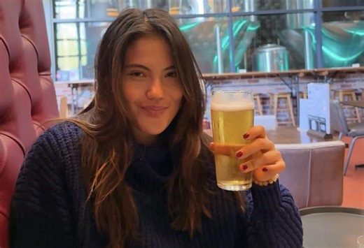 Photos: Emma Raducanu enjoys fall, grabs beer and visits vineyard