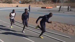 实拍800米顶尖运动员训练，感受丝滑柔顺般的跑姿