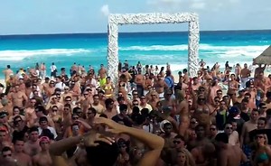 Tone-Deaf Spring Breakers Chant 'Build That Wall' While Partying In Mexico