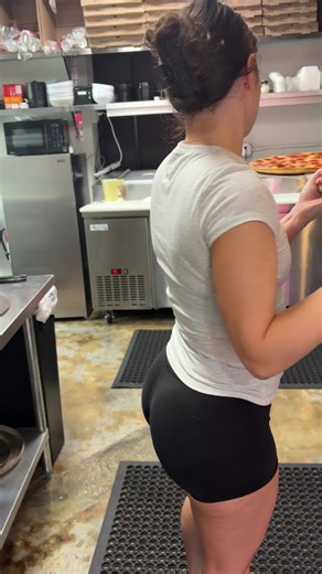 Pizza girl going brazy on the oven @Dave Portnoy best bar pie in Florida. Thin is in baby only at Ian and Kye’s 🍕 Stuart FL• Jensen Beach FL #pizza #girl #fyp #food #fitness