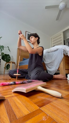 evvia • loupystudio on Instagram: "a speedy little tutorial for how I prep and spin my self striping yarn! here’s some extra info 🫶 tools used: fibre - my base colours were black and pink Corriedale. for extra pizazz I carded some scrap yarn, and added pink mohair, orange recycled sari silk, undyed silk noil and a merino / metallic Angelina blend. carders - mine are from Ashford, but I used to use (super cheap) dog grooming brushes) chopsticks - for pulling the rolags off of the carders!