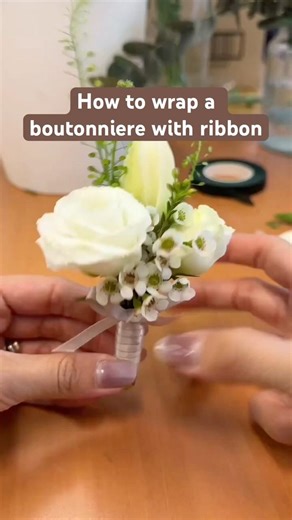 How to wrap a boutonniere with ribbon🎀 #floristtips #diyflowers #boutonniere