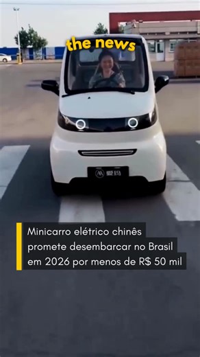 the news on Instagram: "🚗 ELÉTRICO DE R$ 50 MIL? O Aima A05 está dando o que falar com a promessa de chegar ao Brasil em março por menos de R$ 50 mil. Mas cuidado com a expectativa: apesar do visual, ele não é tecnicamente um carro, e sim um quadriciclo fechado elétrico. Com apenas 4,5 cv de potência e velocidade máxima de 45 km/h, o modelo foca em deslocamentos curtíssimos, como condomínios ou fazendas. Ele não possui itens de segurança obrigatórios para rodovias, como airbags, e sua autonomia