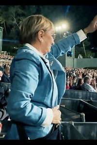 308K views · 7.6K reactions | حضور گوگوش عزيز در كنسرت شب گذشته پينك مارتيني در هاليوود باول 﫶❤️و اجراي ترانه "كج كلاه خان" توسط اين گروه و به خوانندگي Storm Large | Googoosh Legend | Facebook