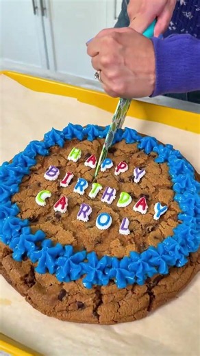 turn a tub of cookie dough into a giant cookie cake🍪 #cookiecake #cookies #birthdaycake #cookiedough