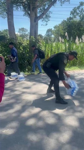 🔴 #Moyobamba | Ciudadana denuncia presunto abuso y actitud prepotente de efectivo policial durante protesta de arroceros Una ciudadana denunció públicamente la actitud prepotente de un efectivo policial mientras intentaba llevar paquetes de agua para las personas que permanecen en el piquete de la huelga de arroceros en el Alto Mayo. Según relató la mujer, el agente habría arrojado los paquetes de agua a un costado de la vía con el argumento de permitir el pase de una ambulancia. El hecho quedó
