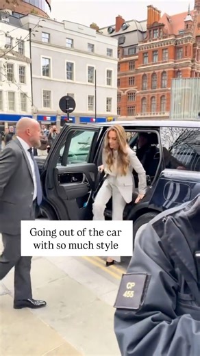 🔴‼️𝐍𝐄𝐖 𝐕𝐈𝐃𝐄𝐎: Going out of the car with so much style 🥰#princessofwales #katemiddleton #duchessofcambridge #princesskate #princesscatherine #princesscatherineofwales #princeandprincessofwales #katemiddletonstyle #catherinemiddleton #royals #royalstylewatch #britishroyals #britishroyalfamily #walesfamily #royalnews #duchessofcornwall#kateandwilliam #royalty | William and Catherine