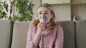 hembra enferma que usa máscara de: video de stock (totalmente libre de regalías) 1070956468 | Shutterstock