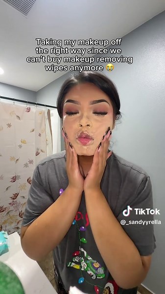 Sadly we can’t get the wipes no more lmao #makeupwipes #removingmakeup #makeupremoval