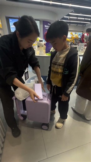 Watch How Kids Instantly Fall in Love With This Rideable Luggage!#kidstravelvlog