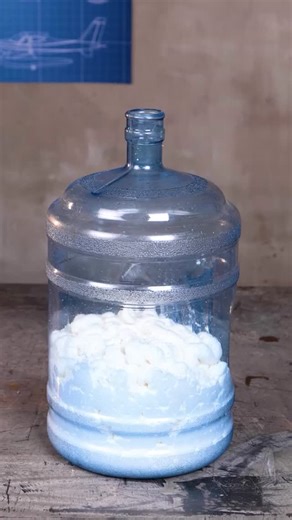 Ideas en 5 minutos on Instagram: "Cuando mezclas barriles, PVC y mucha imaginación… ¡nace un hidroavión! 🛩️😎 #diygenial #locuracreativa #hidroavion #inspiraciondiy"