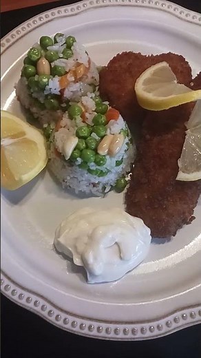 Panerad fisk med stek ris,citron och majonnäs