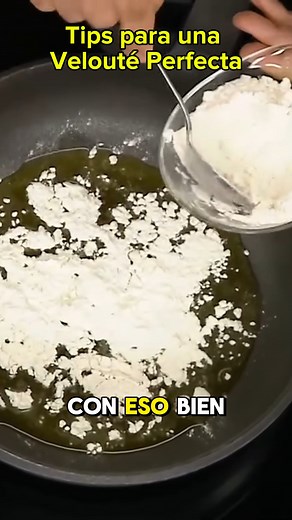 Enrique Sánchez nos enseña los secretos para preparar una velouté suave y cremosa, ideal para acompañar carnes, pescados y verduras. Aprende a lograr la textura perfecta y el equilibrio de sabores en esta clásica salsa francesa que realzará tus platos como nunca. Extracto del Programa Cómetelo. #recetas #recetasfaciles #SalsasCremosas #CocinaFrancesa #ConsejosDeCocina #Velouté | Malaspulgas Café Tapas