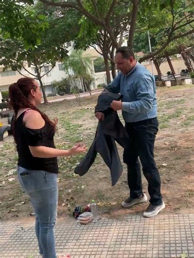 Millonario disfrazado de vagabundo hace esto.