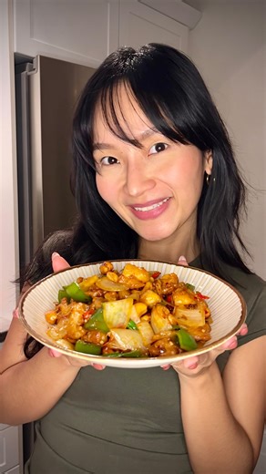 Mink มิ้งค์ on Instagram: "Thai Cashew Chicken Stir-Fry 🤎 ไก่ผัดเม็ดมะม่วง INGREDIENTS: - 250g chicken thigh, cut into pieces - 1/2 cup raw cashew - 2 cloves garlic - 1/2 green bell pepper (finely chopped) - 1/2 onion (finely chopped) - 2 bird’s eye chili (for spicy lover) - 2 green onions - 1/2 cup Tapioca starch SAUCE: - 1 tsp sugar - 2 tbsp water - 2 tbsp oyster sauce - 1 1/2 tbsp light soy sauce - 1 tbsp Thai chili paste (น้ำพริกเผา) - 1 tsp sesame oil INSTRUCTIONS: 1. Make the Sauce: Mix a