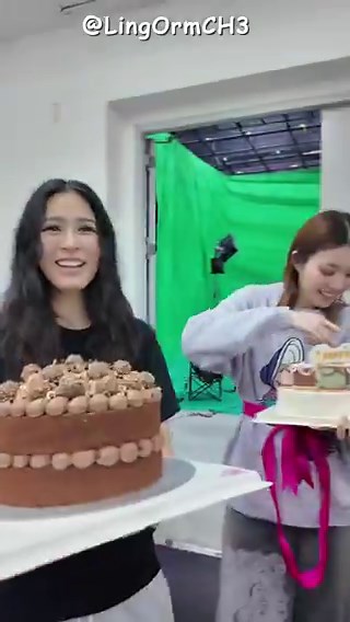 tụi bây cứ đùa con tao thắt nơ lên người thiệt kìa =))))))))))cổ chính là món quà kkkkkkkkkkLINGLING BORN TO BLOOM #TheDayOfLinglingKwong #หลิงออม #LingOrm
