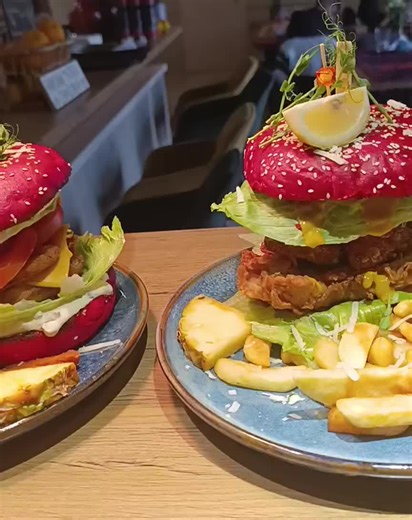 BOHO Restauracja on Instagram: "Hej, smakosze! Dzisiaj 6 stycznia w BOHO króluje pyszne jedzenie! 🕛 Czynne od 12:00 do 21:00 – więc mamy czas, żebyście zjedli, napili się i poczuli się jak w domu (ale z lepszą kuchnią 😉). 🍲 Od aromatycznych zup, przez soczyste dania główne, po deserki, które uśmiechną się same do Was – BOHO kusi smakiem! 📞 Rezerwacja stolika to must-have! Nie ryzykujcie, że zabraknie miejsc – dzwońcie: +48 535 883 889 🌿 Wpadnijcie, zrelaksujcie się i pozwólcie nam rozpieszc