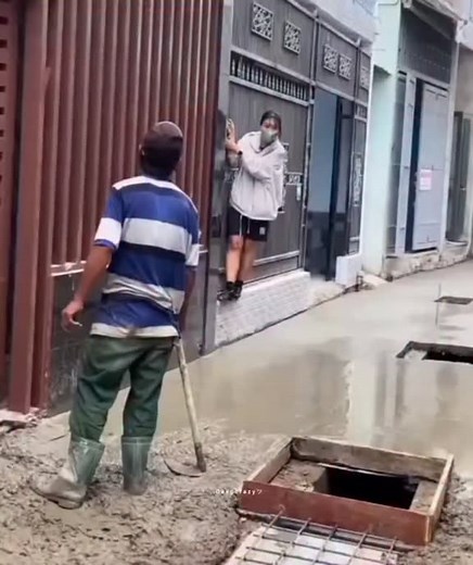 @puresoullightt on Instagram: "日本利用压电瓷砖将脚步转化为电能。这些瓷砖捕捉来自你脚步的动能。当你行走时，你的重量和动作会对瓷砖产生压力。瓷砖会轻微弯曲，从而产生机械应力。瓷砖内部的压电材料将这种应力转化为电能。每一步都会产生少量电荷，而数百万步结合在一起就能产生足够的电力来驱动 LED 灯、数字显示屏和传感器。在像涩谷车站这样繁忙的地方，每天大约有 240 万个脚步为这一系统作出贡献。这些电能可以被储存或立即使用，从而减少对传统电力来源的依赖，并支持可持续的城市基础设施。这种方法将日常运动转化为实用的可再生能源 #日本 #知识 #事实 #你知道吗 #推荐 #科技 #创新 #历史 #技术 #实验 #热门 日本利用压电瓷砖将脚步转化为电能。这些瓷砖捕捉来自你脚步的动能。当你行走时，你的重量和动作会对瓷砖产生压力。瓷砖会轻微弯曲，从而产生机械应力。瓷砖内部的压电材料将这种应力转化为电能。每一步都会产生少量电荷，而数百万步结合在一起就能产生足够的电力来驱动 LED 灯、数字显示屏和传感器。在像涩谷车站这样繁忙的地方，每天大约有 240 万个脚步为这一系统作出贡