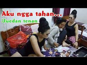 Cewek cewek penari cantik sedang merias dan memakai baju sexsi..