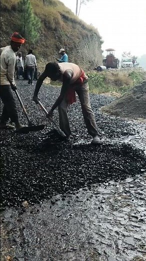 Laying of Cold mixed Bitumen Emulsion. #shorts #bitumen #coldmixedbitumen #civilengineering #road