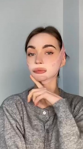 अपना चेहरा दें एक टाइट, यंग और स्लिम लुक इस V Line Face Lifting Strap के साथ! यह आरामदायक और खिंचावदार बैंड चेहरे की रूपरेखा को सुधारने में मदद करता है, डबल चिन को कम करता है और त्वचा को टोन करता है। ✨ मुख्य विशेषताएँ: 💆‍♀️ V-शेप लिफ्ट इफेक्ट – चेहरे की झुर्रियाँ और ढीलापन कम करें। 🌸 सॉफ्ट और ब्रीथेबल मटेरियल – लंबे समय तक पहनने में आरामदायक। 🔁 रीयूजेबल और वॉशेबल – आसान सफाई और दोबारा इस्तेमाल योग्य। 🎁 स्पेशल ऑफर – एक खरीदें, एक मुफ़्त पाएं! हर दिन सुंदर और आत्मविश्वासी महसूस करें — अपनी प्र